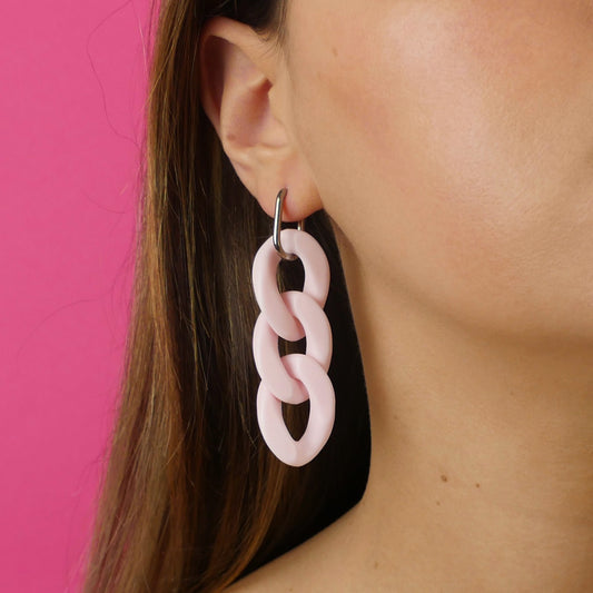 ACRYLIC CHAIN EARRINGS - pale pink