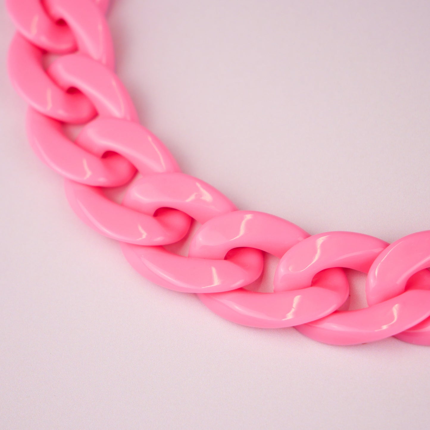 ACRYLIC CHAIN NECKLACE - hot pink