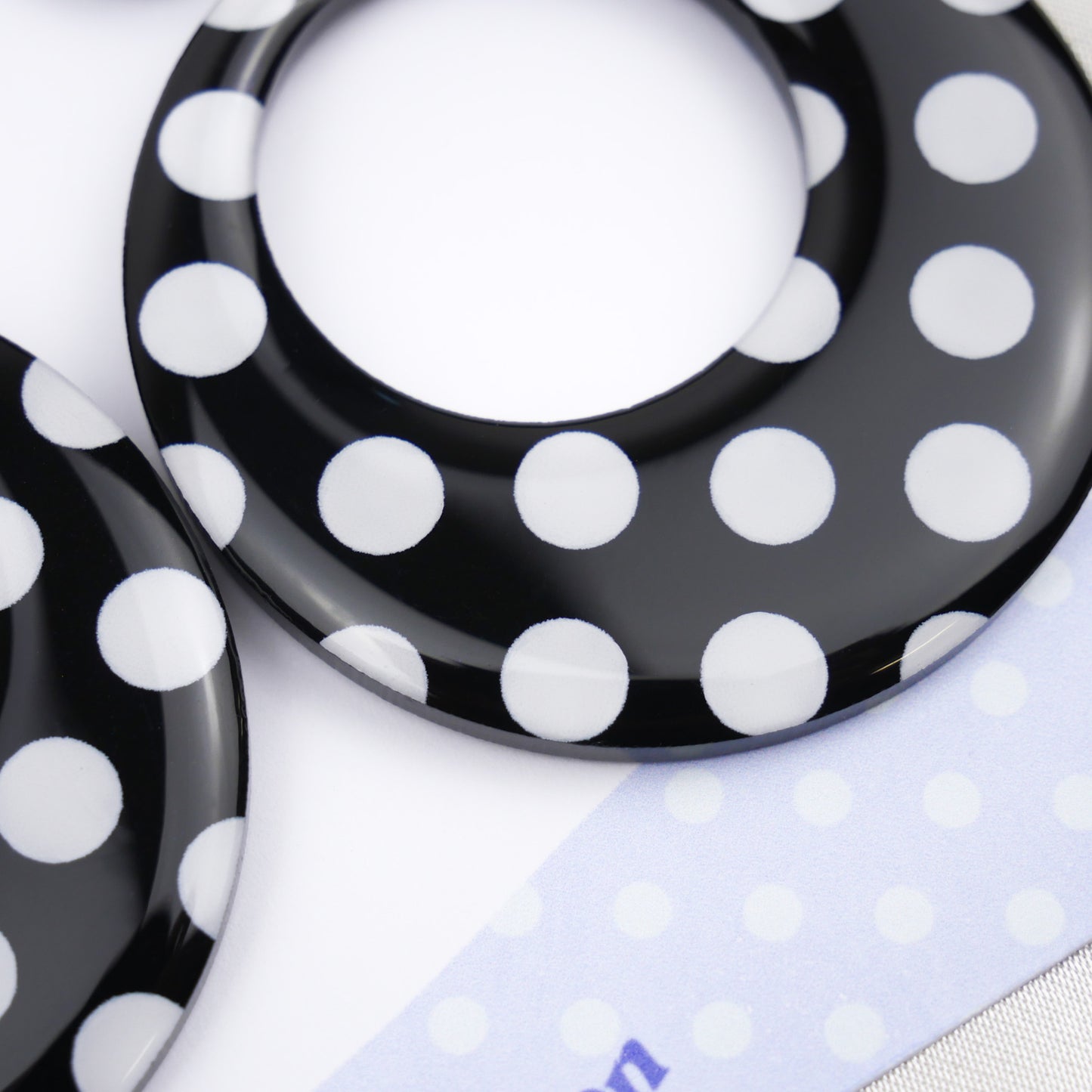 ROUND HOOPS - black polka dot