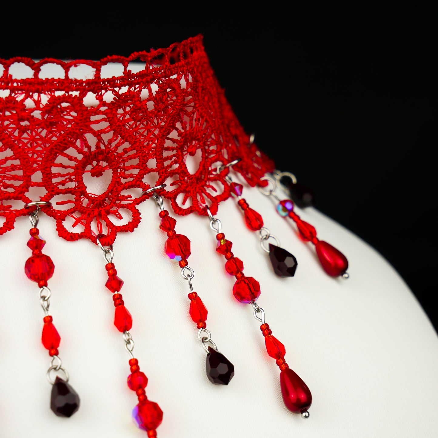 VAMPIRE QUEEN - red lace choker